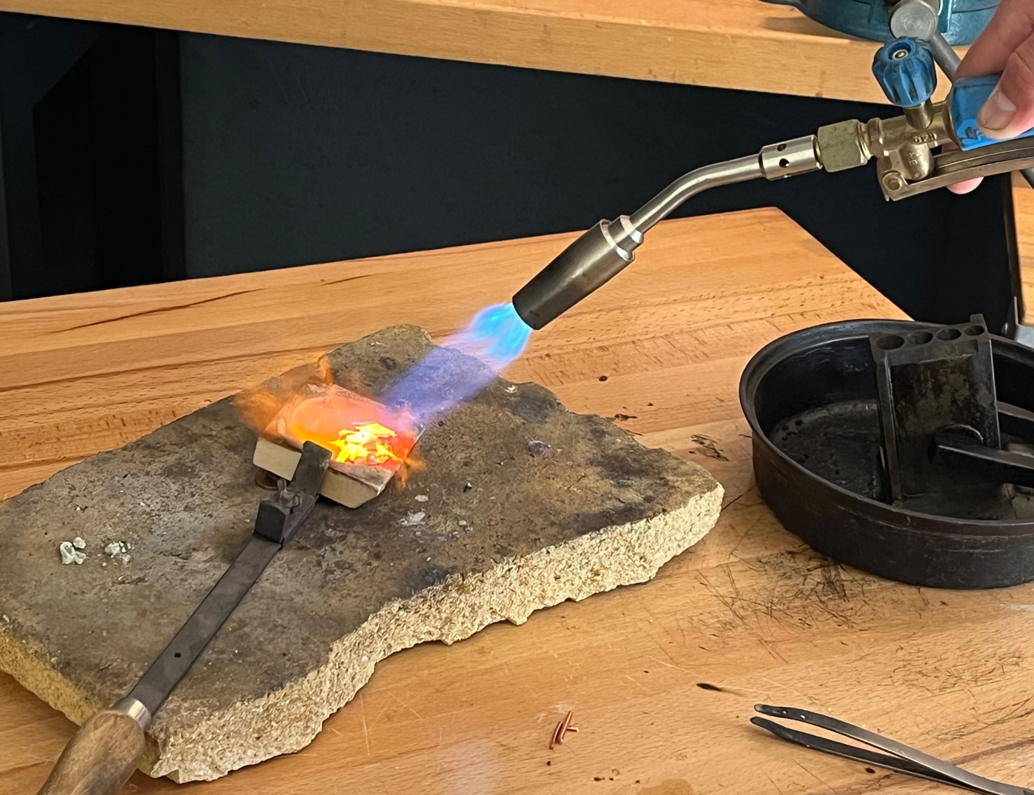 Handarbeit am Goldschmiedetisch