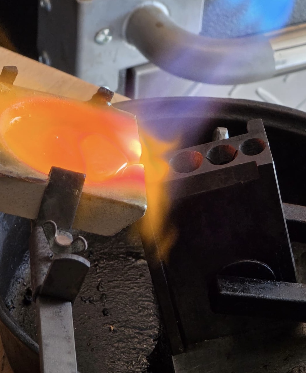 Glühendes Metall im Atelier