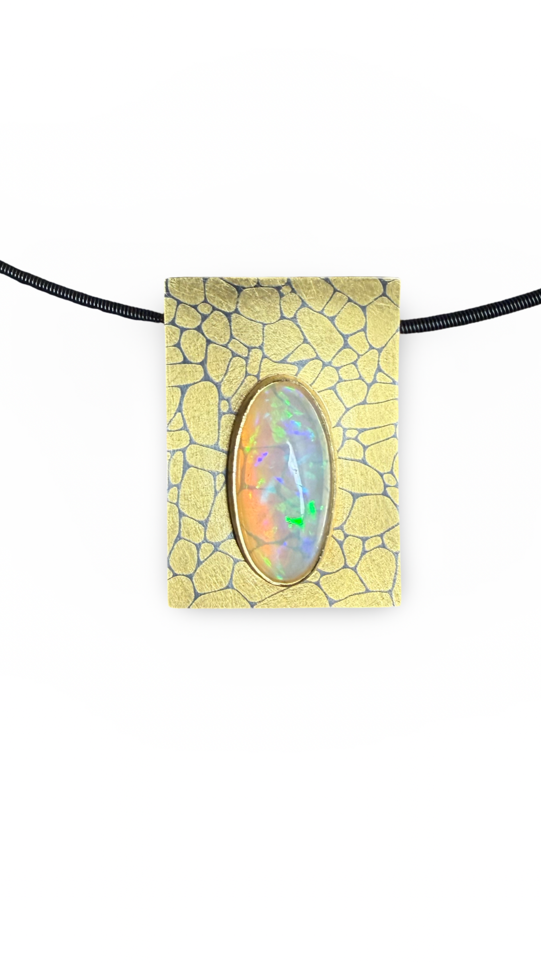 Goldener Anhänger mit Opal