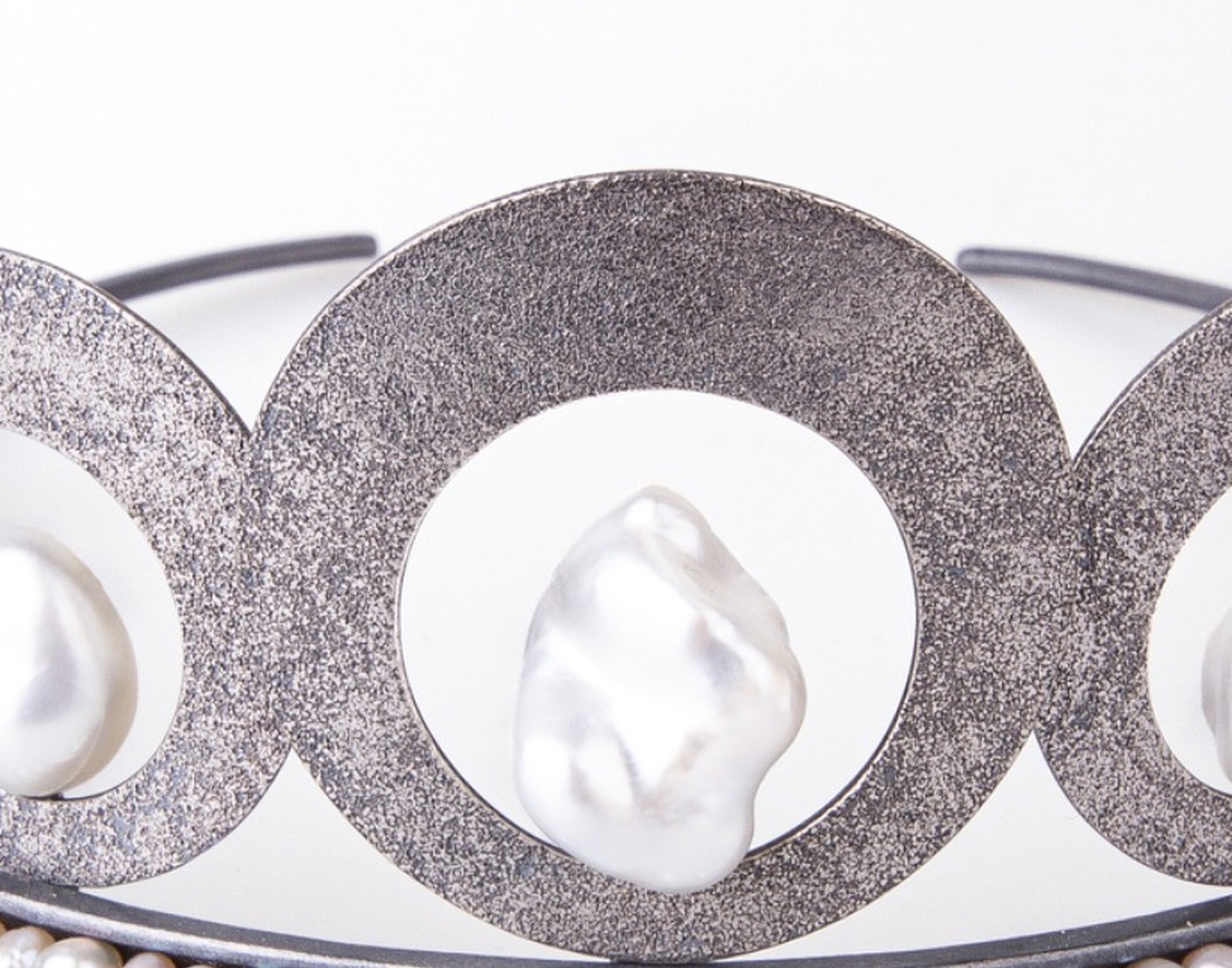 Detail der Tiara mit Perle und strukturierter Silberoberfläche